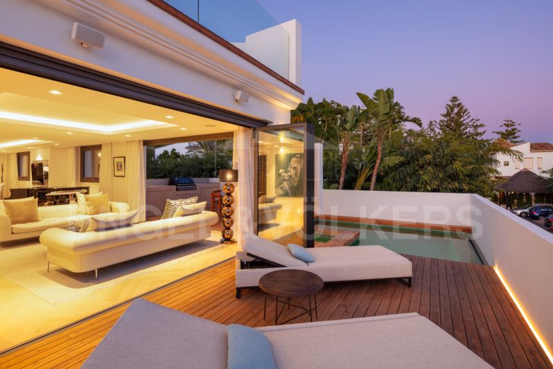 High-quality Villa 2nd line beach Puente Romano