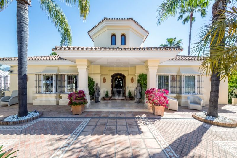 Stunning frontline villa with panoramic mountain views in Aloha Golf