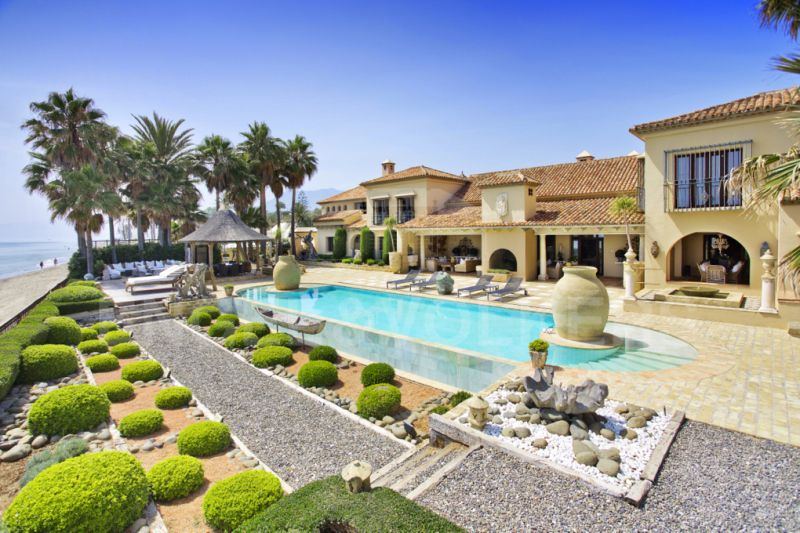 Spektakuläre Villa zum Verkauf in erster Strandlinie von Los Monteros Marbella