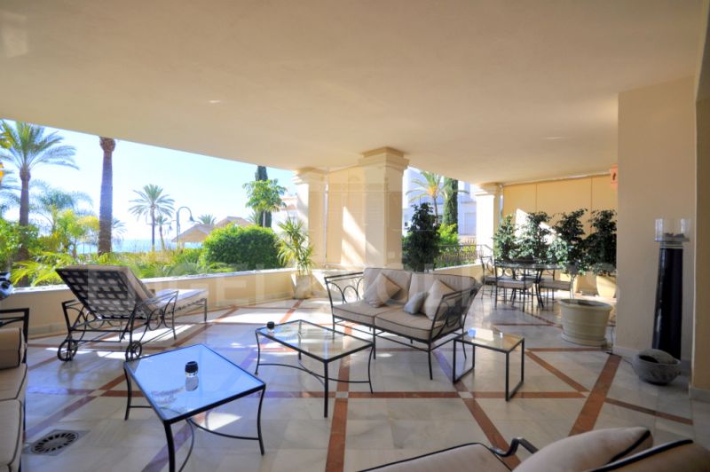 Exklusives Apartment in erster Strandlinie im Verkauf in Los Monteros