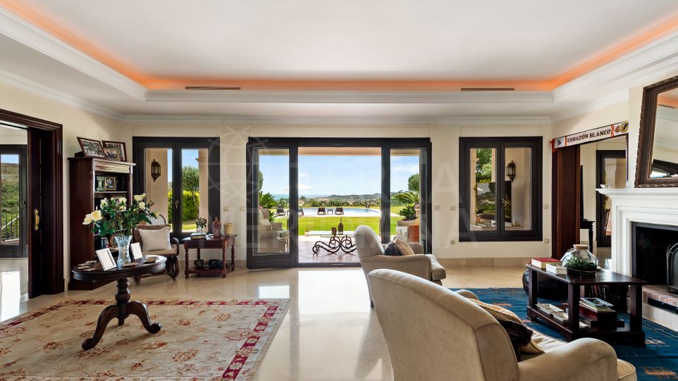Fabuleuse villa de luxe de 5 chambres avec vue sur la mer à vendre dans le Marbella Club Golf Resort, Benahavis.