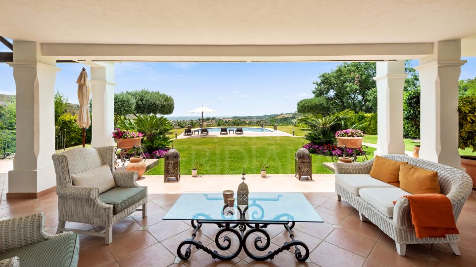 Fabuleuse villa de luxe de 5 chambres avec vue sur la mer à vendre dans le Marbella Club Golf Resort, Benahavis.