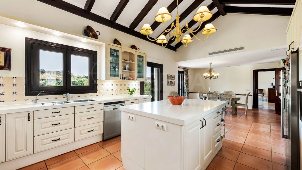 Fabuleuse villa de luxe de 5 chambres avec vue sur la mer à vendre dans le Marbella Club Golf Resort, Benahavis.