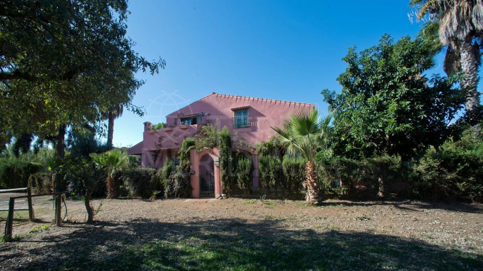 Charming rustic style 3 bedroom villa on large plot with horse stables for sale in Guadalobon, Estepona
