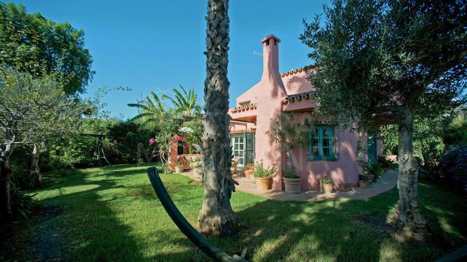 Charmante villa de style rustique de 3 chambres sur un grand terrain avec des écuries à vendre à Guadalobon, Estepona.