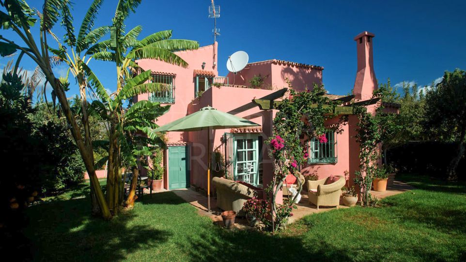 Charming rustic style 3 bedroom villa on large plot with horse stables for sale in Guadalobon, Estepona