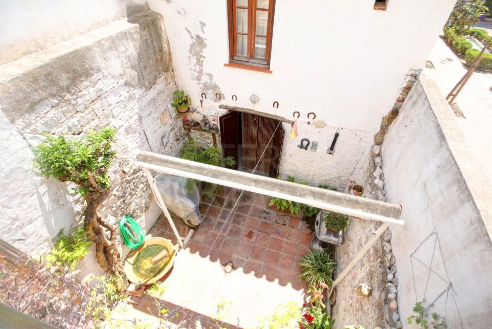 Maison de ville traditionnelle à vendre dans la vieille ville d'Estepona, avec patio