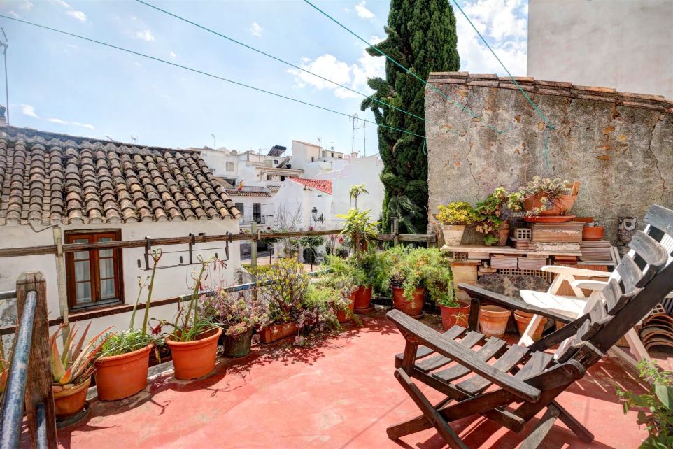 Maison de ville traditionnelle à vendre dans la vieille ville d'Estepona, avec patio