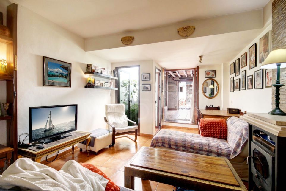 Maison de ville traditionnelle à vendre dans la vieille ville d'Estepona, avec patio