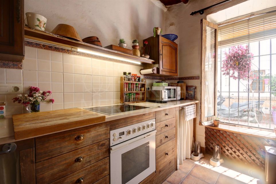 Maison de ville traditionnelle à vendre dans la vieille ville d'Estepona, avec patio