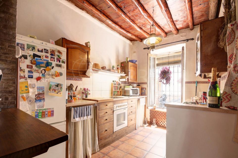 Maison de ville traditionnelle à vendre dans la vieille ville d'Estepona, avec patio