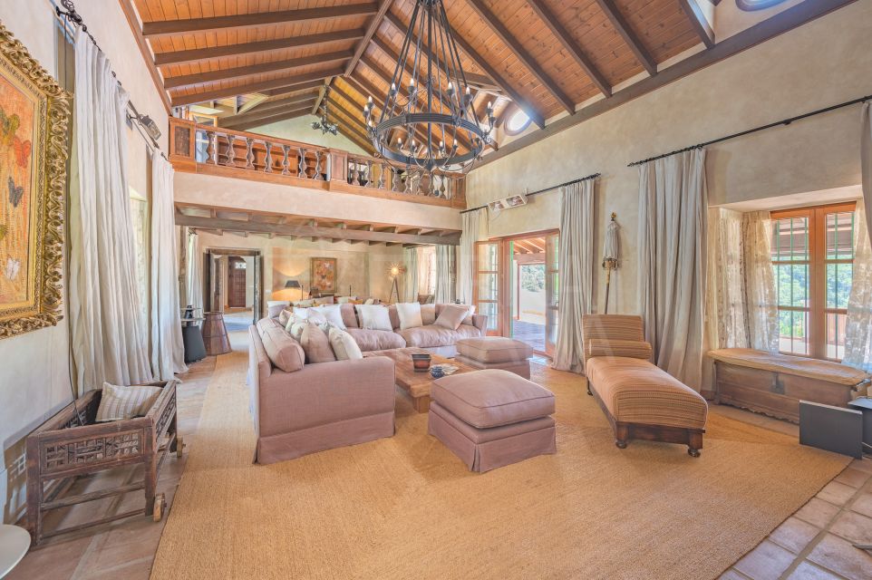 Se vende finca única de estilo andaluz con helipuerto y hangar en El Velerín, Estepona