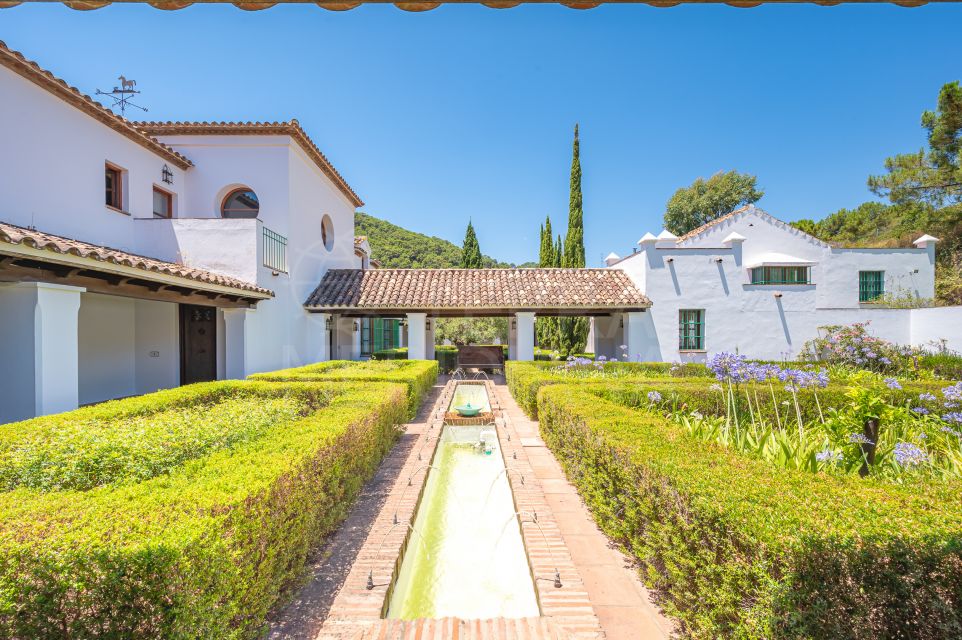 Se vende finca única de estilo andaluz con helipuerto y hangar en El Velerín, Estepona
