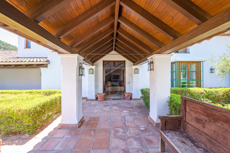 Se vende finca única de estilo andaluz con helipuerto y hangar en El Velerín, Estepona