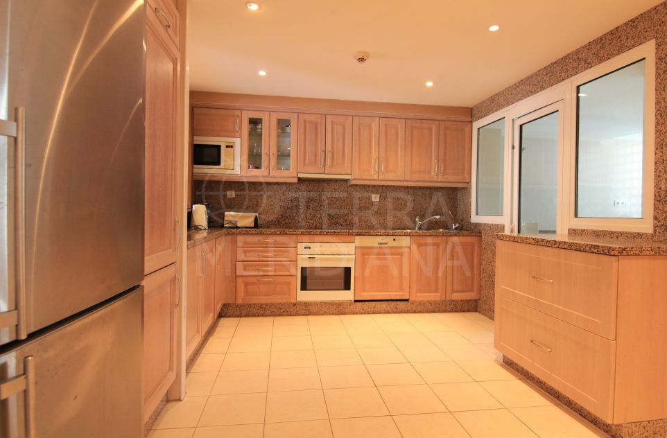 Spacieux penthouse duplex en bord de mer avec vue sur la mer à vendre à Ventura del Mar, Puerto Banus, Marbella