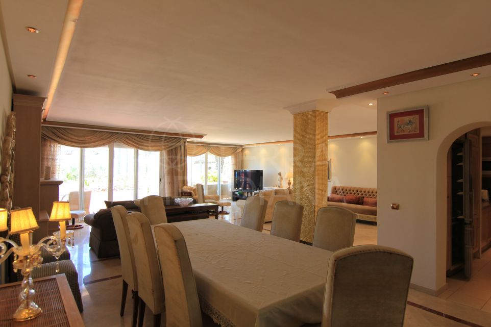 Spacieux penthouse duplex en bord de mer avec vue sur la mer à vendre à Ventura del Mar, Puerto Banus, Marbella