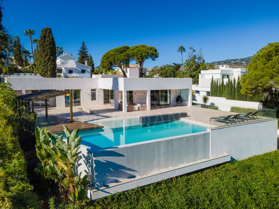 Exquisitamente mejorada villa de 6 dormitorios en primera línea de golf en venta en Las Brisas, Nueva Andalucía, Marbella