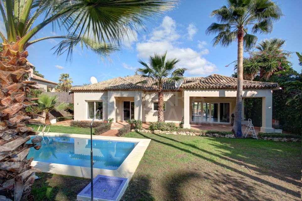 Fabulous villa with 4 bedrooms and golf views for sale in Las Brisas, Nueva Andalucia