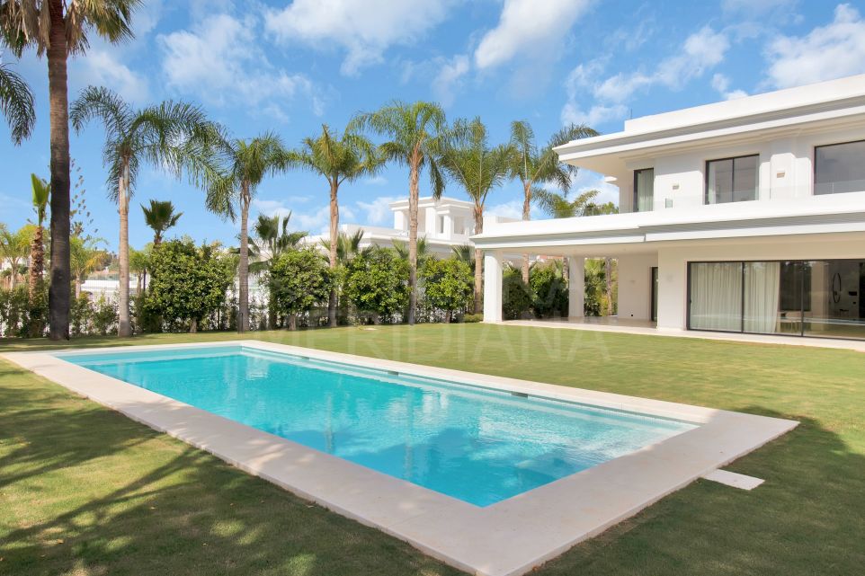 Villa sobre plano en venta en la Milla de Oro de Marbella, con vistas al mar