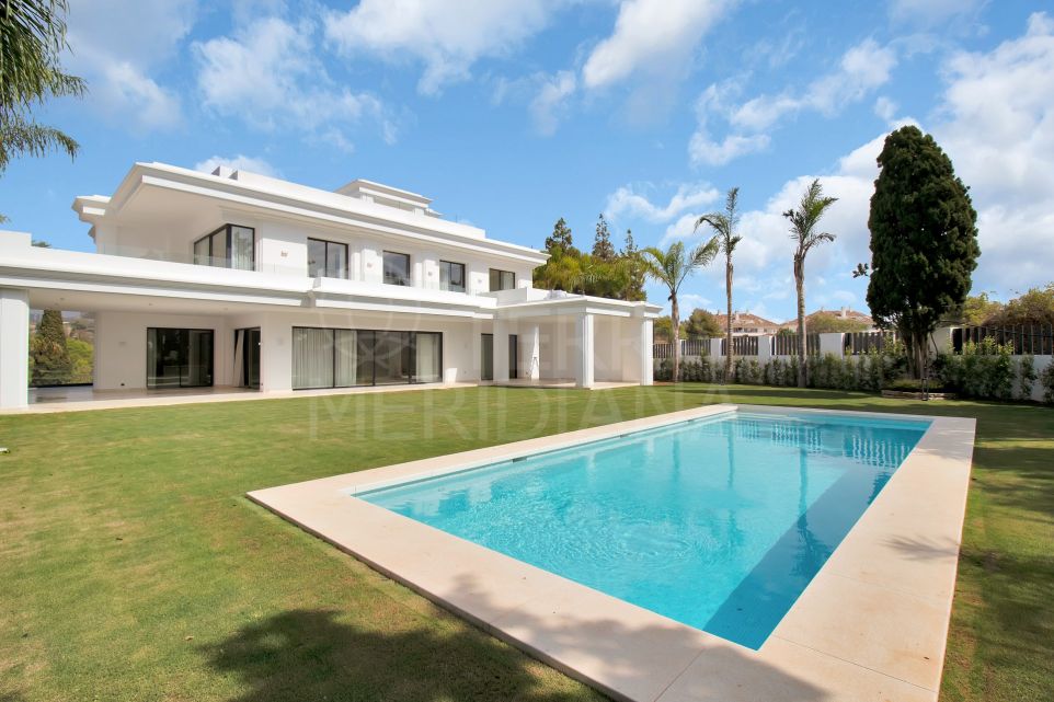 Villa sobre plano en venta en la Milla de Oro de Marbella, con vistas al mar