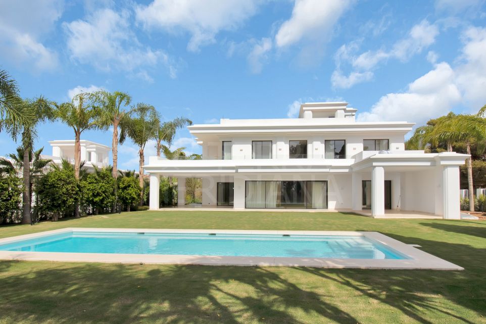 Villa sobre plano en venta en la Milla de Oro de Marbella, con vistas al mar