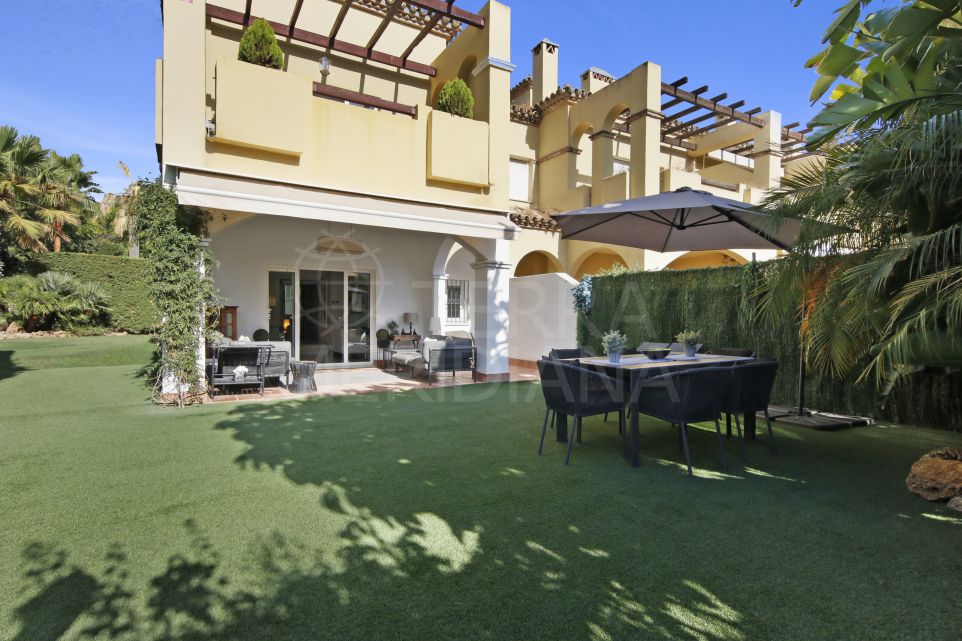 Amplio y renovado adosado en primera línea de golf en alquiler en Guadalmina Baja, Marbella
