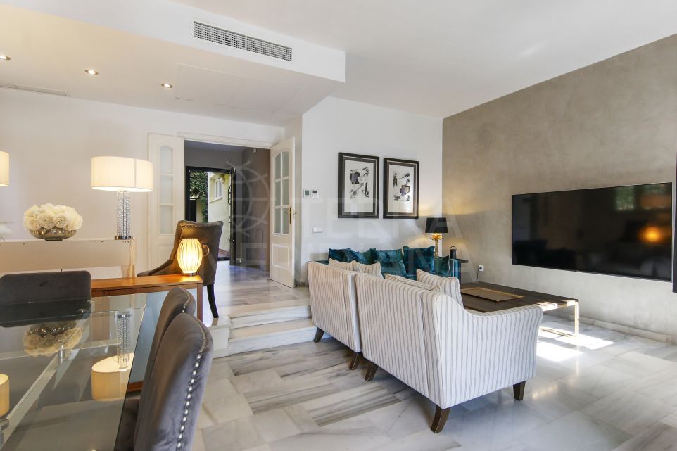 Amplio y renovado adosado en primera línea de golf en alquiler en Guadalmina Baja, Marbella