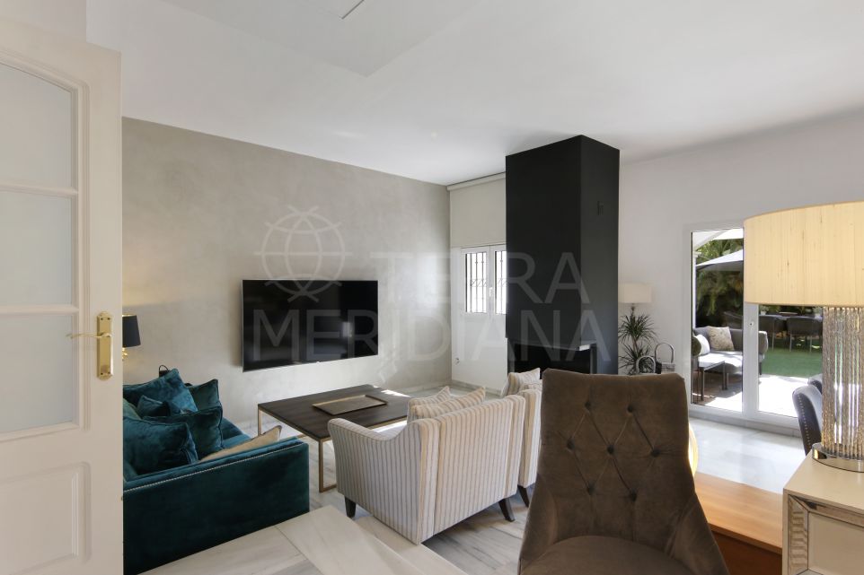 Amplio y renovado adosado en primera línea de golf en alquiler en Guadalmina Baja, Marbella