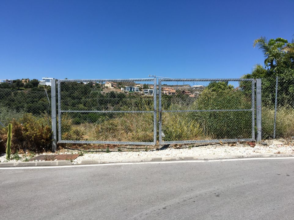 Plot with project with golf, mountain and partial sea views for sale in Capanes, Benahavis