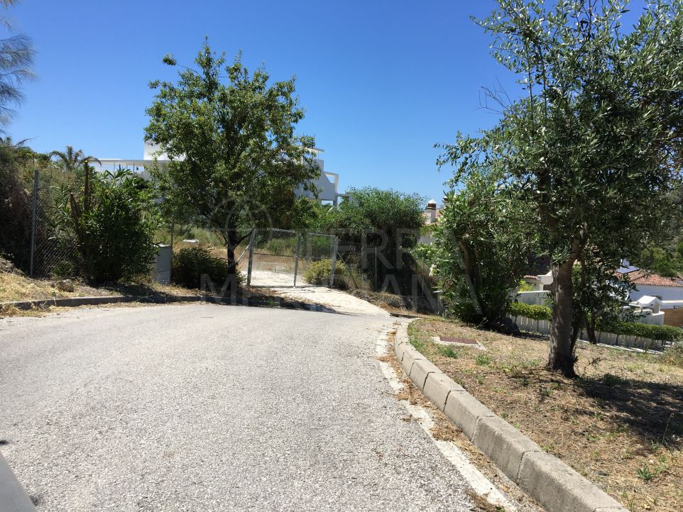 Plot with project with golf, mountain and partial sea views for sale in Capanes, Benahavis