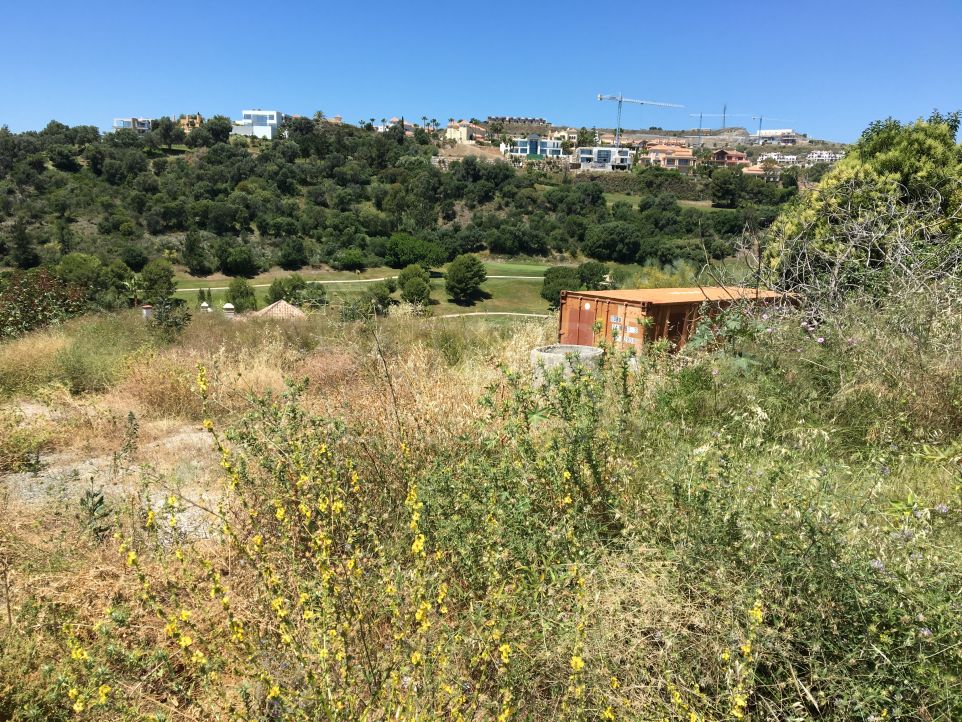 Plot with project with golf, mountain and partial sea views for sale in Capanes, Benahavis