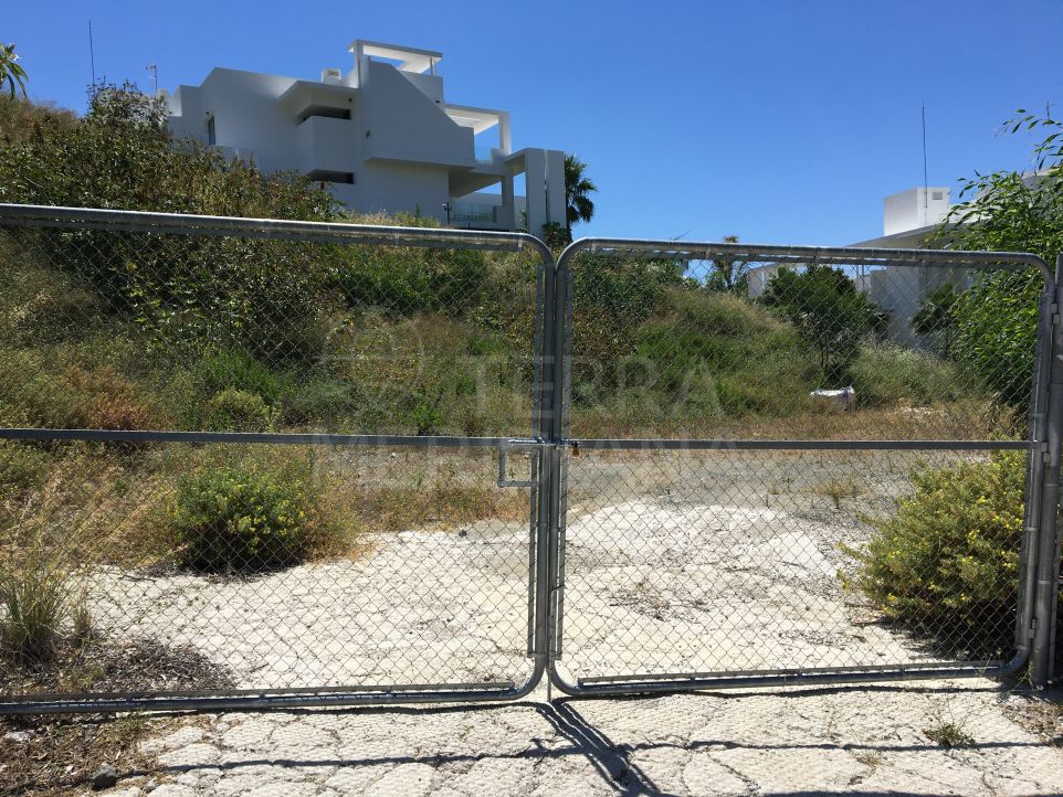 Plot with project with golf, mountain and partial sea views for sale in Capanes, Benahavis