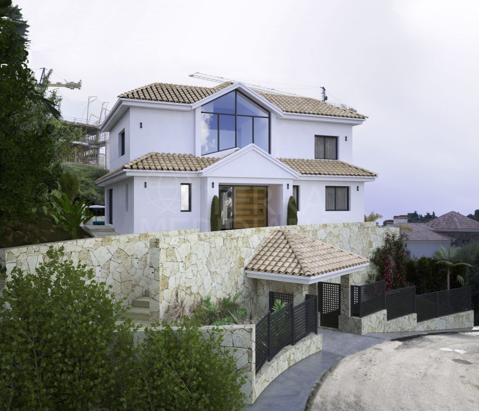 Plot with project with golf, mountain and partial sea views for sale in Capanes, Benahavis