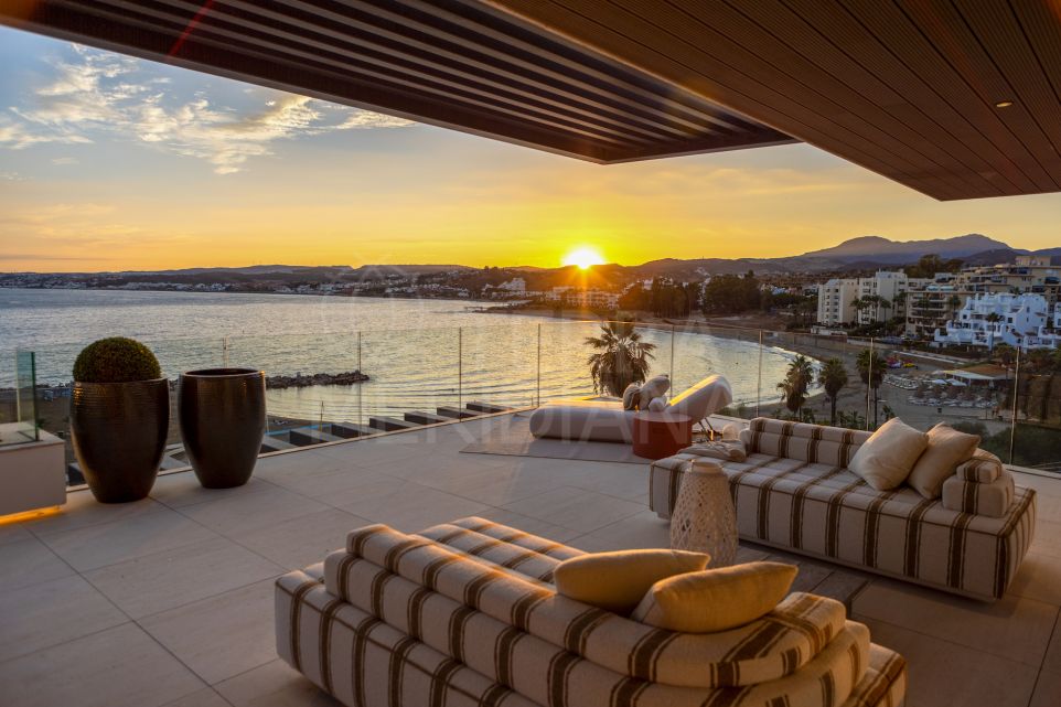 Duplex penthouse for sale in the exclusive resort of Ikkil Bay, Estepona