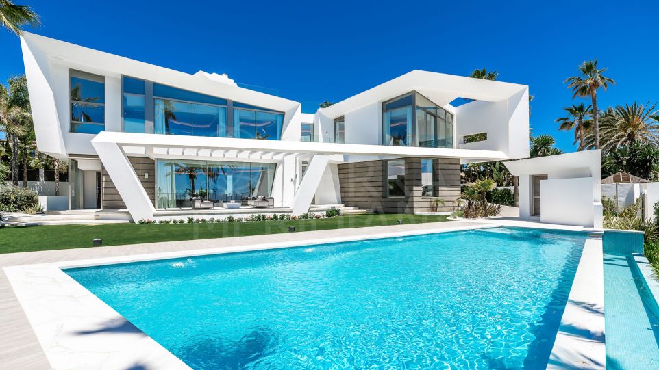 Villa de conception personnalisée construite avec un goût impeccable et un accès direct à la plage à vendre à Los Monteros Playa, Marbella Est