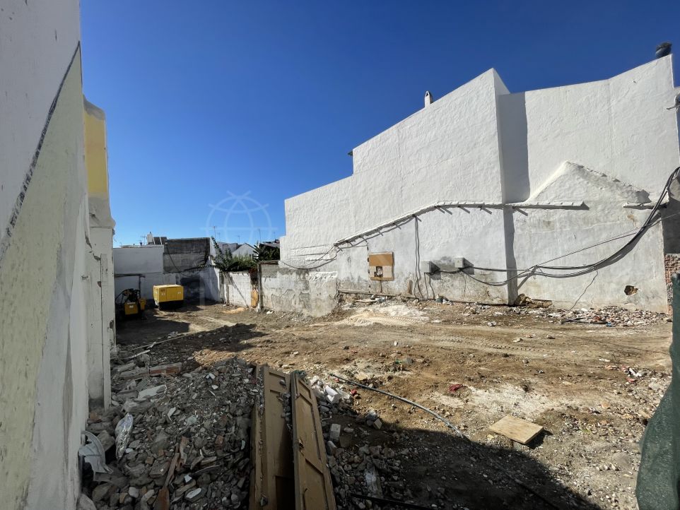 Amazing plot for sale in the old town of Estepona for a private home, apartments or hotel