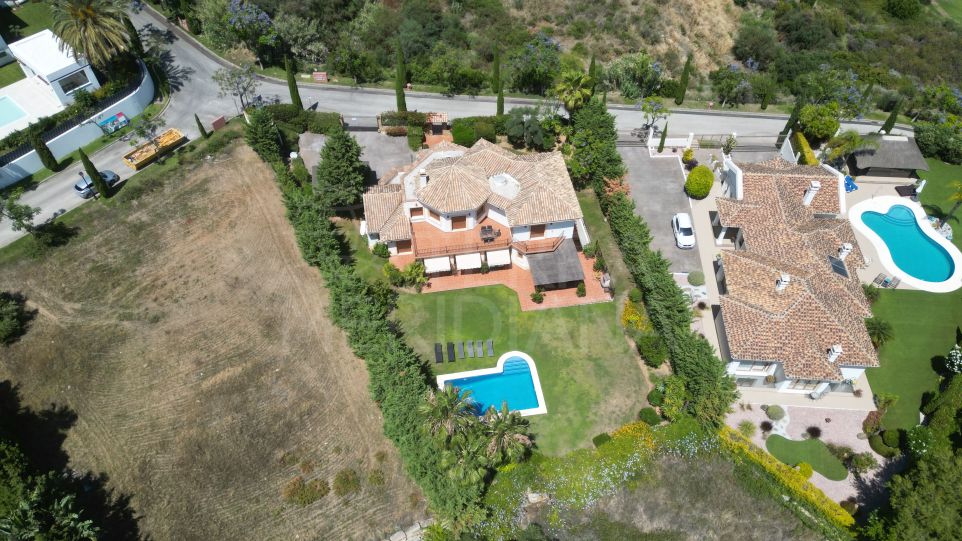 Spectaculaire villa de luxe de 6 chambres avec vue sur la mer et le golf à vendre à Los Flamingos, Benahavis.