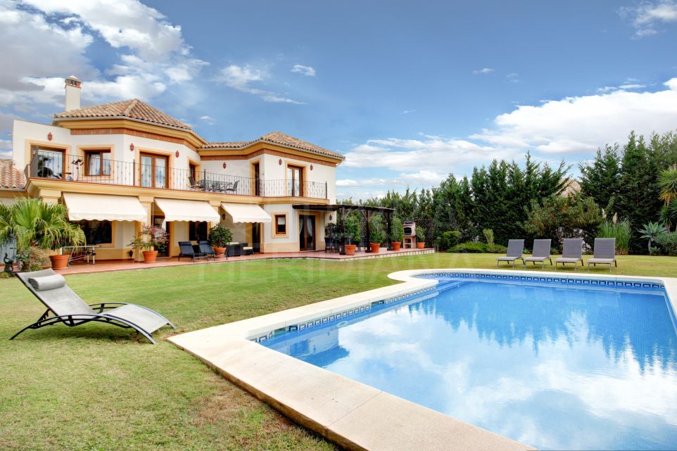 Spectaculaire villa de luxe de 6 chambres avec vue sur la mer et le golf à vendre à Los Flamingos, Benahavis.