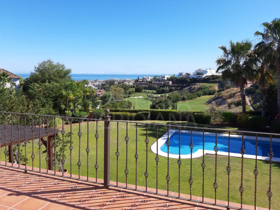 Spectaculaire villa de luxe de 6 chambres avec vue sur la mer et le golf à vendre à Los Flamingos, Benahavis.