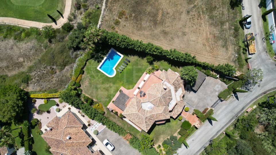 Spectaculaire villa de luxe de 6 chambres avec vue sur la mer et le golf à vendre à Los Flamingos, Benahavis.