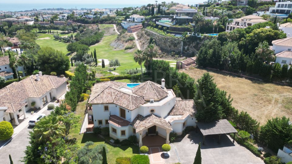Spectaculaire villa de luxe de 6 chambres avec vue sur la mer et le golf à vendre à Los Flamingos, Benahavis.