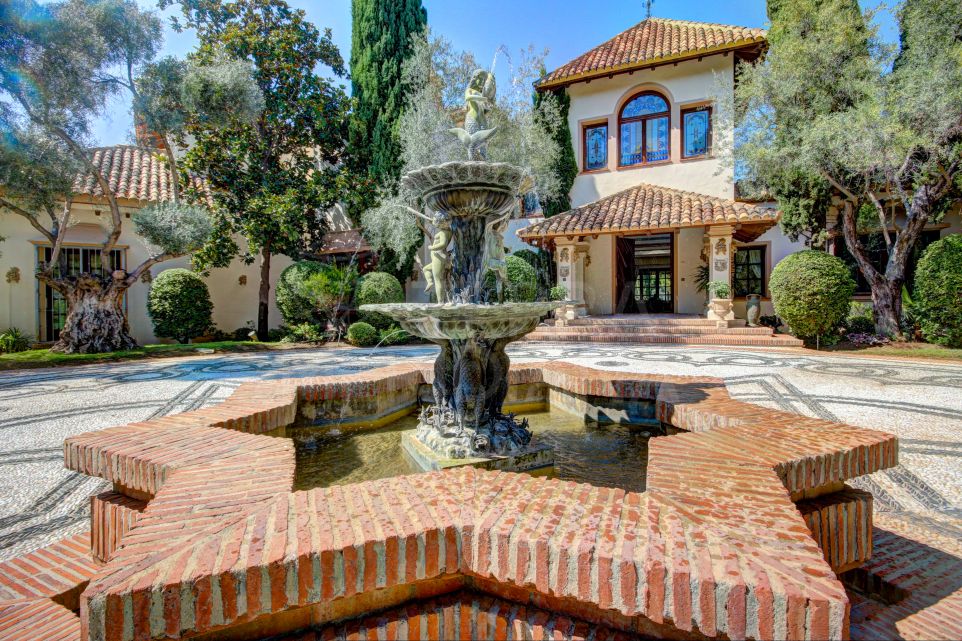 Exquise villa de luxe avec maison d'amis sur un terrain de golf en première ligne à vendre à La Zagaleta, Benahavis.