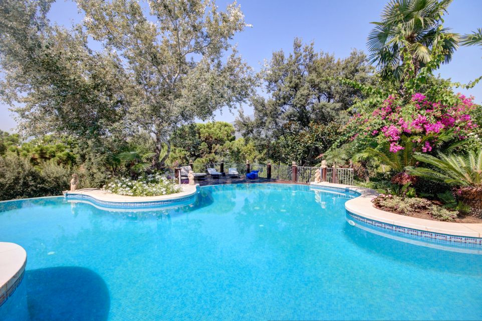 Exquise villa de luxe avec maison d'amis sur un terrain de golf en première ligne à vendre à La Zagaleta, Benahavis.