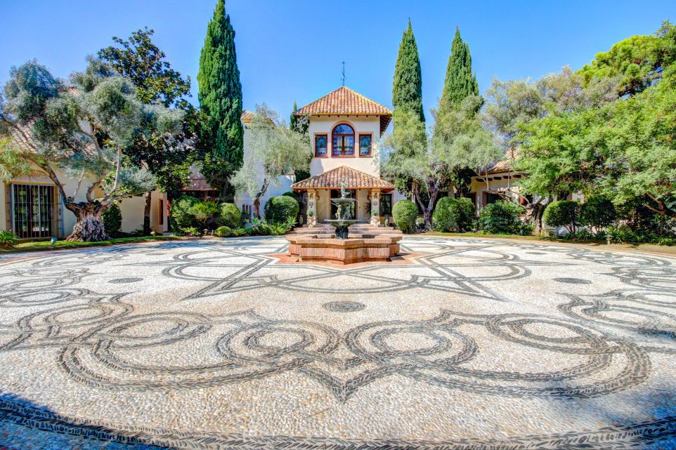 Exquise villa de luxe avec maison d'amis sur un terrain de golf en première ligne à vendre à La Zagaleta, Benahavis.