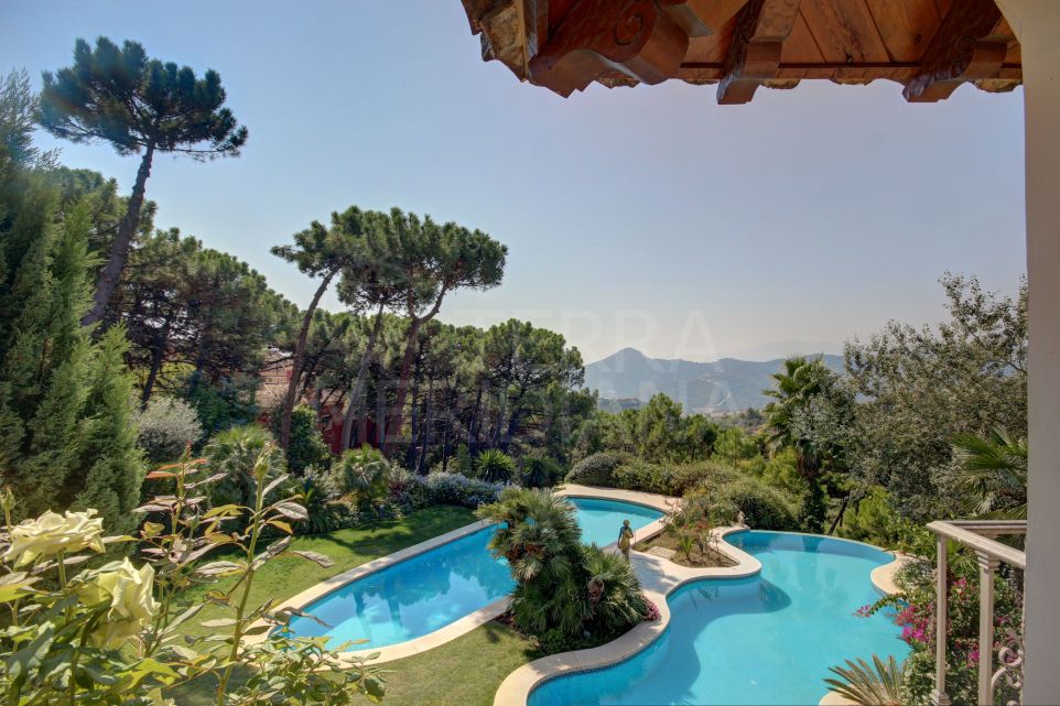 Exquise villa de luxe avec maison d'amis sur un terrain de golf en première ligne à vendre à La Zagaleta, Benahavis.