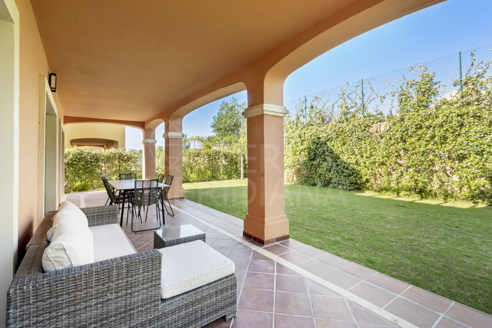 Belle maison jumelée avec 4 chambres et jardin privé à vendre dans les Azata Golf Villas, Estepona