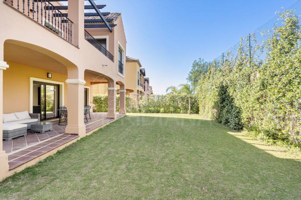 Casa pareada personalizable a estrenar con jardín privado en venta en Azata Golf Villas, Estepona