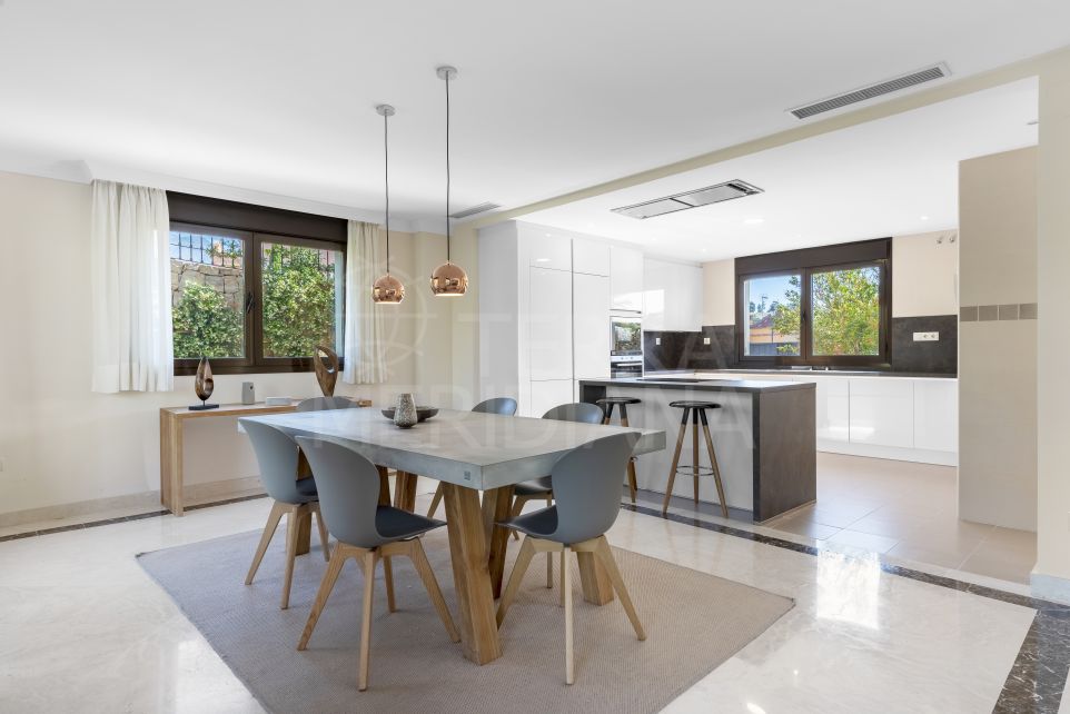 Belle maison jumelée avec 4 chambres et jardin privé à vendre dans les Azata Golf Villas, Estepona