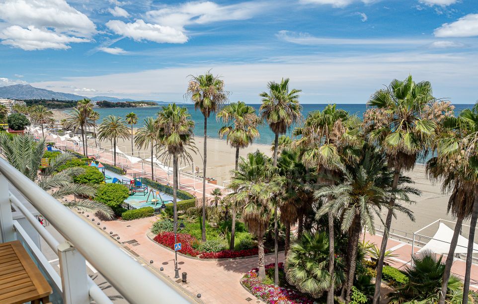 Beautiful 3 bedroom, front-line beach apartment with open sea views for holiday rental in Estepona