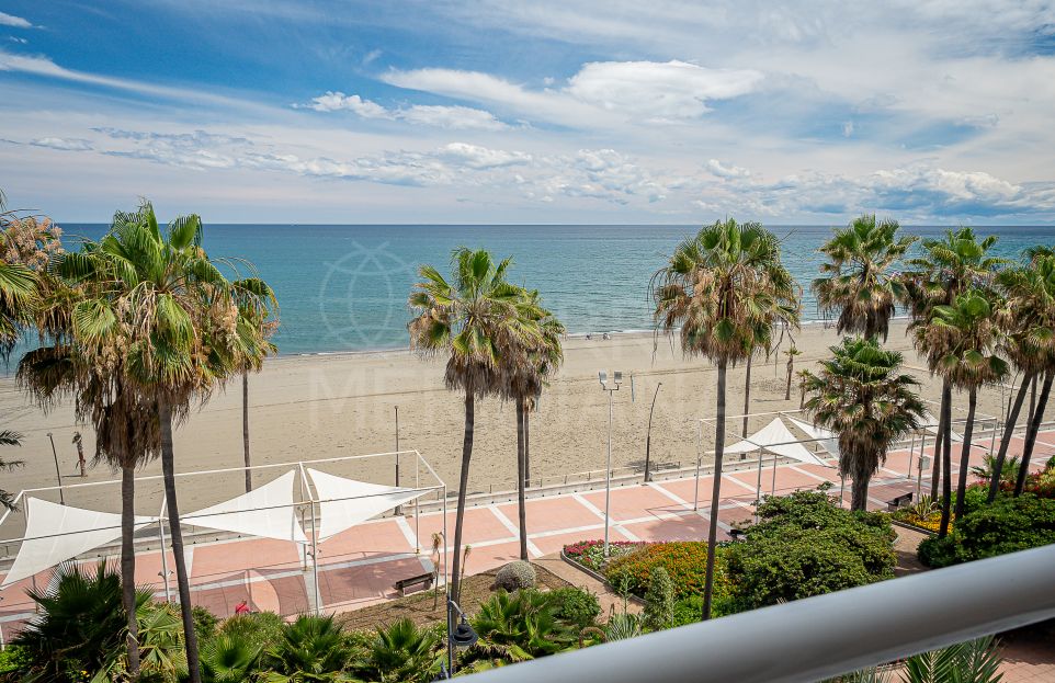 Beautiful 3 bedroom, front-line beach apartment with open sea views for holiday rental in Estepona